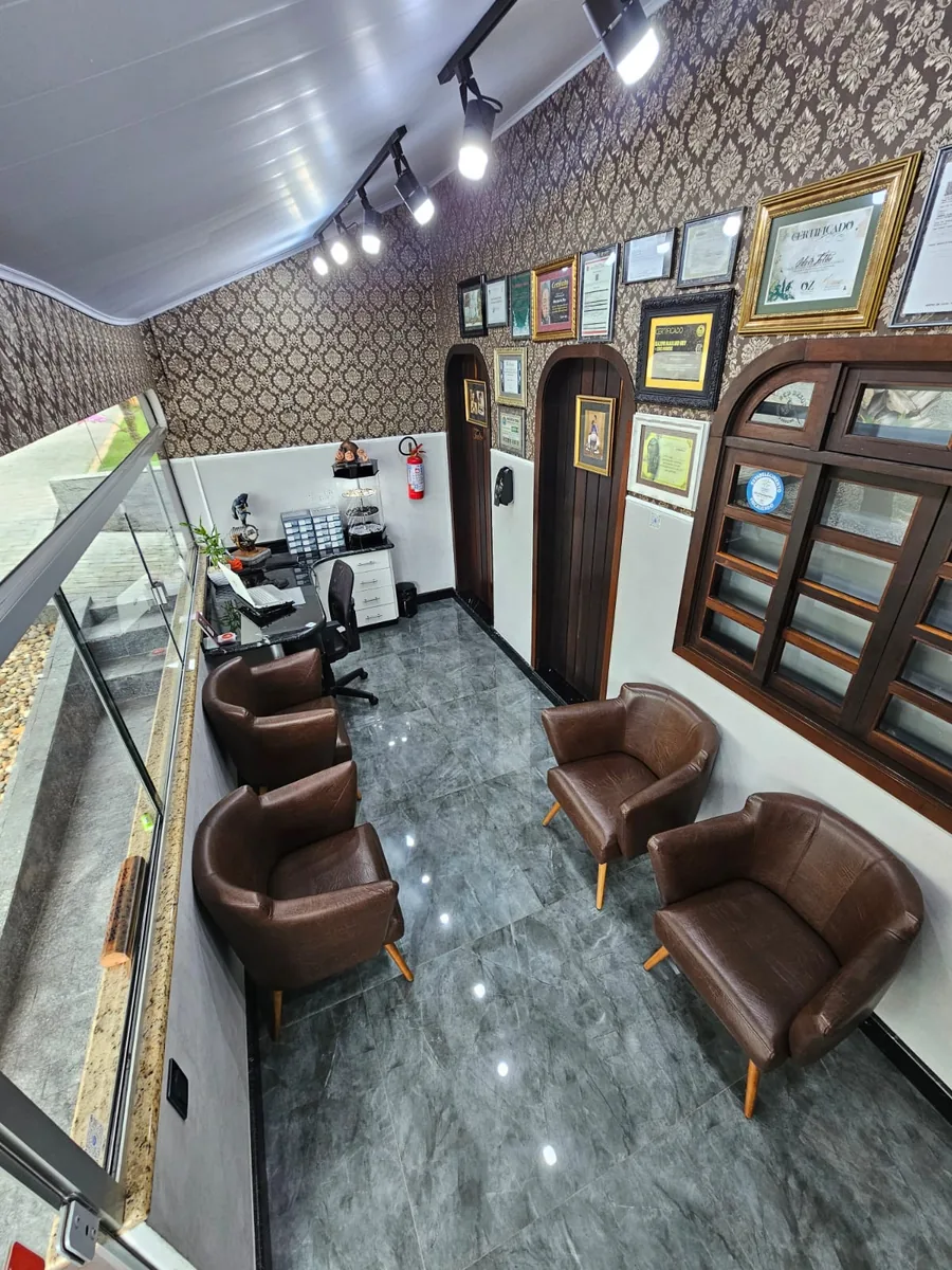Recepção da Red Dragon Tattoo com certificados e área de espera