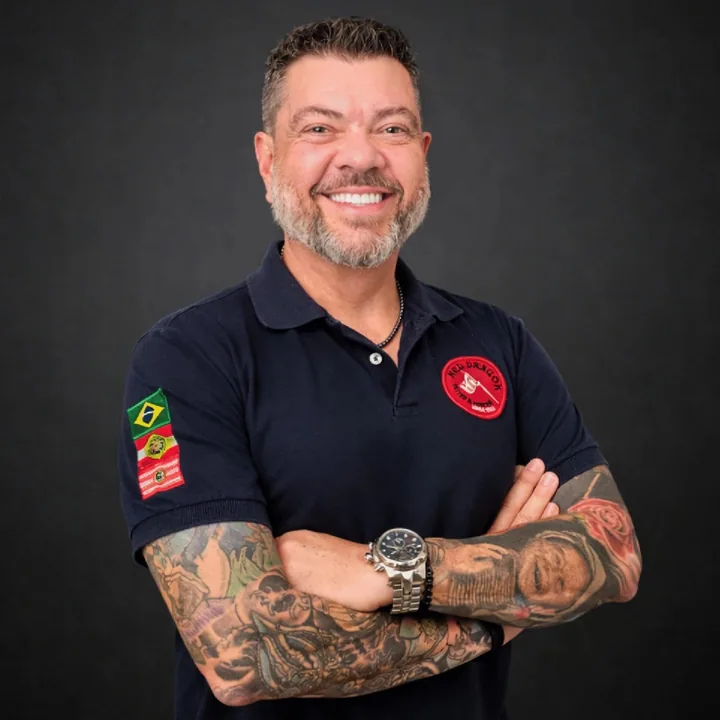 Odair, tatuador da Red Dragon Tattoo em Blumenau