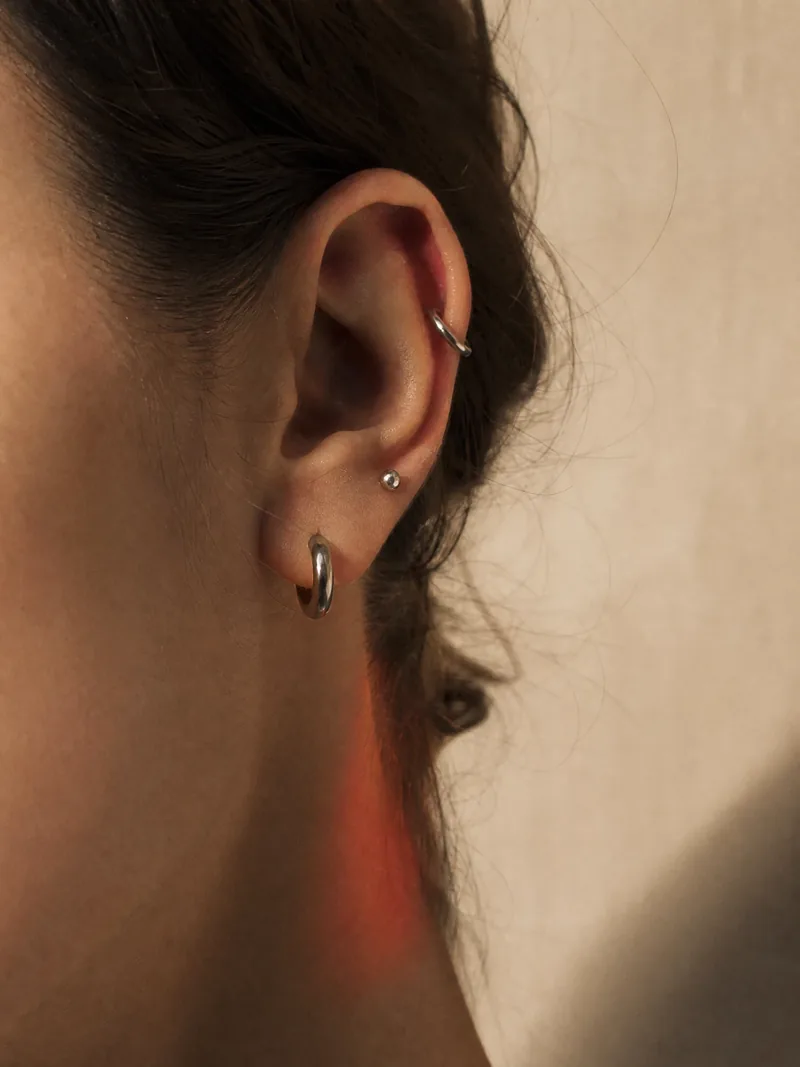 Imagem ilustrativa de piercing na orelha